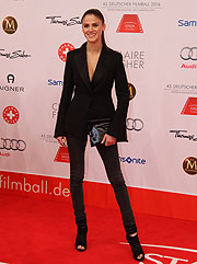 Lisa Tomaschewsky (in Escada)@ Deutscher Filmball 2016 (©Foto: Martin Schmitz)